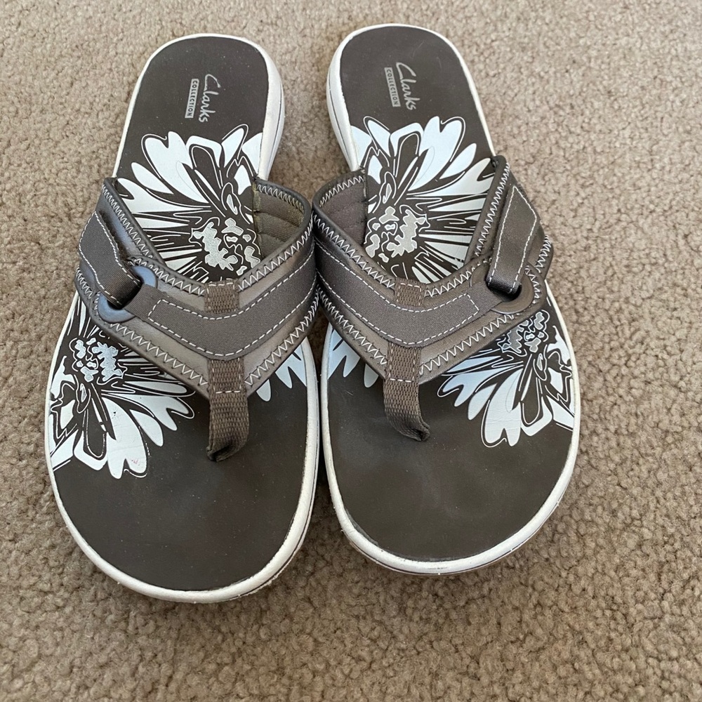 Clarks women’s Flip Flops